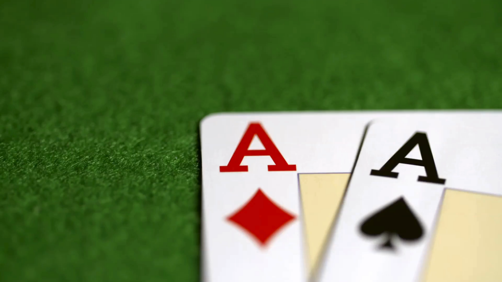 carte As de carreaux et As de pique sous fond vert