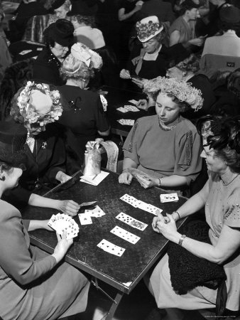 **Partie de bridge – joueurs autour d’une table avec cartes distribuées, ambiance vintage noir et blanc**
